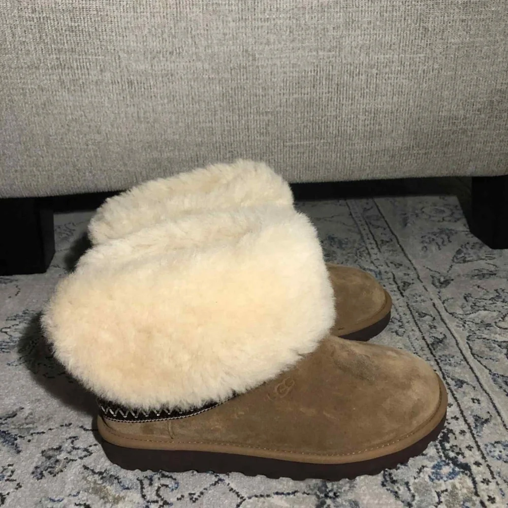 UGG Classic Short Crescent Chestnut